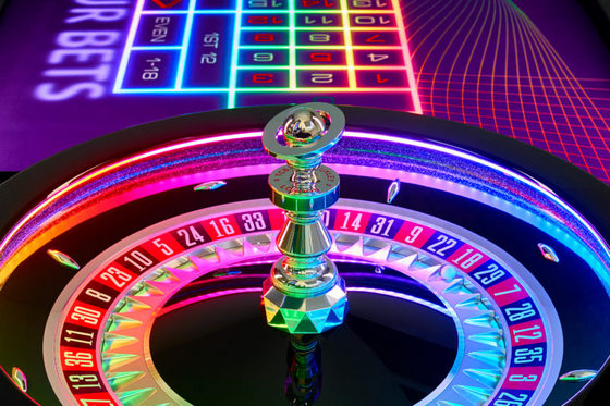 Una vera roulette con neon LED multicolore su sfondo scuro