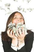 Immagine di donna che ha vinto alla roulettecon i soldi contanti in mano
